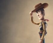 Woody si tocca il cappello